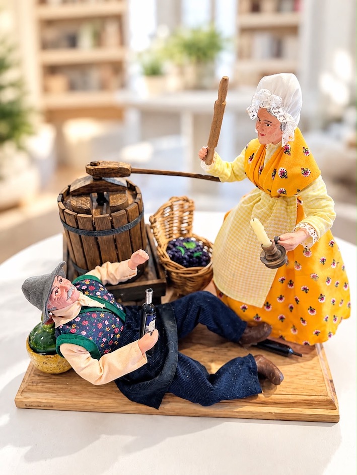 Scene-Menage-Vignerons-Santons-Sylvette-Amy Scène de Ménage Les Vignerons - Scène sur socle bois - Santons 25 cm